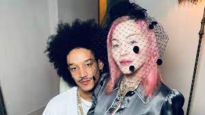 Susan and john gutfreund were a splashy part of nyc society in the 1980s, but john had to resign as the ceo of salomon. Heiss Hier Knutscht Madonna 62 Mit Ihrem Toyboy 26 Rum Promiflash De