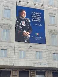 Omicidio mario cerciello rega, condannati all'ergastolo finnegan lee elder e christian gabriel natale hjorth. I Carabinieri Rendono Omaggio A Cerciello Con Un Maxi Poster La Moglie Gli Manda Un Bacio Farodiroma