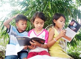 Káº¿t quáº£ hÃ¬nh áº£nh cho hinh anh nhung dua tre doc sach o thon que
