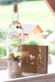 upcycling led flasche liebe ist mit grusskarte selber machen upcycle crafts diy upcycled crafts bottles decoration