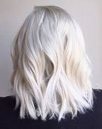 Blond cendré, platine, doré… des règles existent afin de préserver l'harmonie entre votre visage et vos cheveux. Comment Porter Le Blond Polaire Zoom Sur Une Couleur Tendance