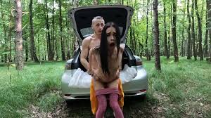 La magra prostituta russa non si preoccupa di scopare nel bosco