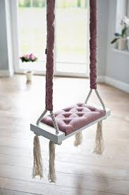 Witzige Und Romantische Wohndeko Furs Schlafzimmer Schaukel In Weiss Mit Rosa Kissen Shabby Chic Shabby C Kinderzimmer Schaukel Kinder Zimmer Zimmer Madchen