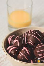 Pralinen selber zu machen, liegt schwer im trend und ist eine tolle geschenkidee. Ostereier Pralinen Mit Eierlikor Pralinen Selber Machen Backina