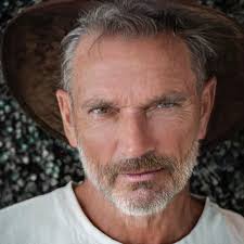 La cuestión es llegar feliz en paz y como coco 🥥 Oye @esquedachris guarde  el sombrero pa repetirla en unos años jajajaa