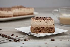 6 oua, 200g zahar, 280 g faina, 40 g cacao, 150 ml apa, 120 ml ulei, o lingurita praf de copt, o fiola esenta de rom, un praf de sare, crema cu ciocolata neagra, 200 g ciocolata 50%cacao, 200 ml frisca lichida, o cutie mascarpone (250g), crema de cicolata alba, 200 g ciocolata alba. Prajitura Cappuccino Cu Mascarpone Si Ciocolata Diva In Bucatarie