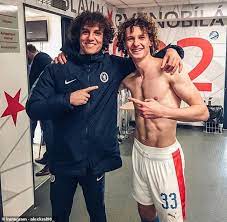 Setkání v kabinách před zápasem čtvrtfinále evropské ligy rozhodně nemohlo zůstat bez společné momentky. David Luiz Poses Alongside Slavia Prague S Alex Kral As Fans Joke The Curly Haired Pair Are Twins Daily Mail Online