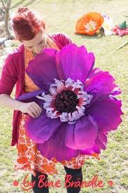 Riesengrosse Papier Blute Aus Floristen Krepppapier Ganz Einfach Selber Basteln Eine Gigantische Dek Riesige Papierblumen Blumen Basteln Aus Papier Krepppapier