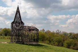 De constructie is 10 meter hoog en bestaat uit 100 op elkaar gestapelde lagen staalplaat. De Oranje Wandeling Borgloon Rijk Aan Bloesems En Kunst Gundiscover
