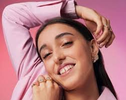 Avevo tanti complessi nella mia testa, però quando mi mettevo a ridere  davanti agli altri, pensavo che potessero avere un pretesto per prendermi  in giro. Magari non capitava, però lo pensavo. Il