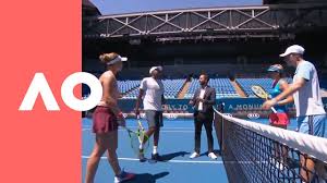 Jak ram, tak krejčíková přitom museli hájit v jednom případě vlastní podání až skrze shodu a rozhodující výměnu. Martinez Sanchez Skupski V Krejcikova Ram On Court Warm Up Sf Australian Open 2019 Gentnews