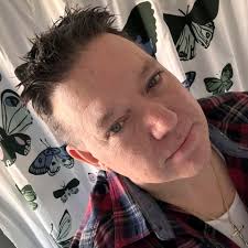 Dunkin employee here! The shift leads and the GM is included (if