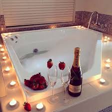 Saint Valentin Les 7 Lieux A Decorer Absolument Romantic Bubble Bath Romantic Bath Romantic Bathrooms
