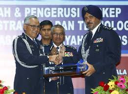According to an english language news portal, ishar was a pioneer member of a special police jungle squad. Datuk Amar Singh Ishar Singh Berita Harian Online Facebook