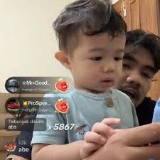 Gambar 3. Ayah Benny dan Abe sedang Live Streaming (Sumber: TikTok)