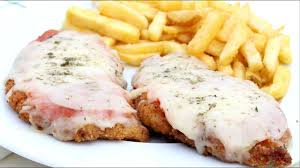 Crispy, crunchy, savory chicken served with a refreshing salad made with baby spinach and grape. Increible Milanesa A La Napolitana Una Receta Argentina Recetas Por El Mundo Youtube