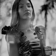 Paula Navarrete, creció rodeada de música desde pequeña. A los 4 años entró  al Conservatorio “Antonio María Valencia”, y desde los seis años empezó a  tocar violín en la misma institución. Ha