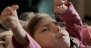 Maladies orphelines : Gabby, 8 ans, a le physique d'un bébé de 6 mois