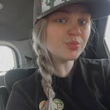 Shelby Blackmer's Instagram, Twitter & Facebook