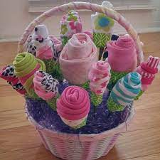 Baby Shower Bouquet Made From Onesies Bibs Hats And Socks Diy Baby Shower Gifts Baby Girl Shower Gifts Baby Shower Crafts