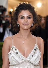Small semicolon tattoo on wrist. Selena Gomez Lasst Sich Freundschafts Tattoos Stechen Neues Aus Dem Boulevard Lz De