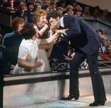 He succumbed to an aggressive form of pancreatic cancer and was in the presence of family members during his final days. Tom Jones Das Ist Das Ehe Geheimnis Von Sex Bomb Welt