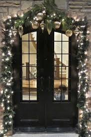 Decorations De Porte Avec Guirlandes De Noel Inspiration De Decorations De Noel P Decoration Noel Exterieur Deco Noel Exterieur Decoration Noel Maison