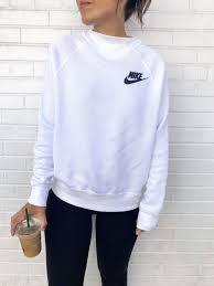 Black And White Nike Sweatshirt Nike Sweatshirt 90 S Workout Trends A White Nike Sweatshirt And Black Leggings Visit Daily D Outfits With Leggings Athleisure Outfits White Nike Sweatshirt