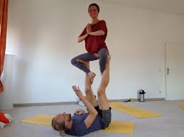 Wichtig ist immer auf den eigenen körper zu. Akrobatik Und Yoga Acroyoga Diagnose Leben