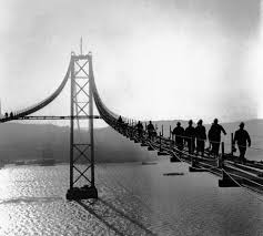Puente 25 de abril se ubica en una zona de lisboa llena de historia en cada rincón, particularmente famosa por su pintoresca ribera y por ser ideal para recorrer sus museos interesantes. Fotos 50 Aniversario Del Puente 25 De Abril Cultura El Pais