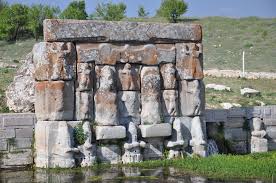 Eflatun, aslında socrates'in öğretilisi ve öğrencisiydi. Eflatun Pinar Turkish Archaeological News