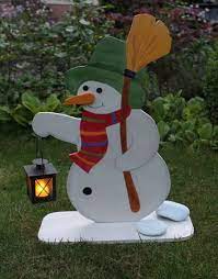 grosser schneemann mit laterne christmas yard decorations christmas wood crafts christmas crafts