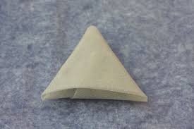 Tutoriel Pour Plier Des Feuilles De Bricks En Triangle Chez Requia Cuisine Et Confidences Recette Feuille De Brick Pliage Feuille De Brick Feuille De Brick