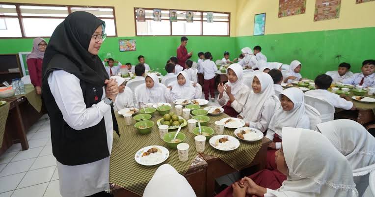 Program Makan Bergizi Gratis Gerindra Diklaim Ciptakan Jutaan Lapangan Kerja