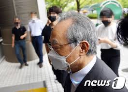 김 의원은 부산의 민주당 국회의원으로서, 그리고 과거 시장선거에서 그에게 후보직을 양보했던 사람으로서 시민들께 머리숙여 사죄 드리고 싶다고 했다. S Qk1pi5jmvrm
