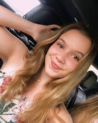 Emilie Ballard's Instagram, Twitter & Facebook