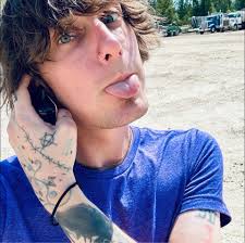 Meet Kat, the girlfriend of a Prison Inmate.