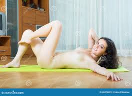 做瑜伽的裸体女孩库存图片. 图片包括有偶然, 女孩, 体操, 欧洲, 房子, 空间, 色情, 凝思- 46279821