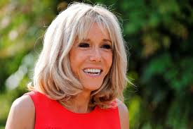 Während seiner rundreise durch frankreich hat präsident emmanuel macron von einem unbekannten mann in der gemeinde drôme eine ohrfeige bekommen. Brigitte Macron Warum Sie Wieder Als Lehrerin Arbeitet Brigitte De
