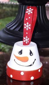 Kleiner Weisser Schneemann Mit Schwarzen Augen Und Einer Orangen Nase Schneemann Aus Blu Bastelarbeiten Weihnachten Weihnachtszeit Basteln Basteln Weihnachten