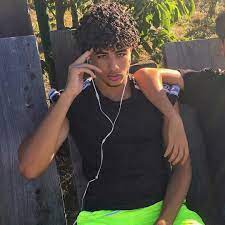 L Image Contient Peut Etre Une Personne Ou Plus Et Plein Air Curly Hair Men Curly Hair Styles Cute Black Boys