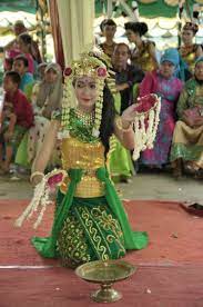 Pembatalan pemesanan, dikenakan biaya pembatalan sebesar 30% dari biaya pertunjukan. Lengkap Tari Baksa Kembang Sejarah Asal Properti Gerakan Video