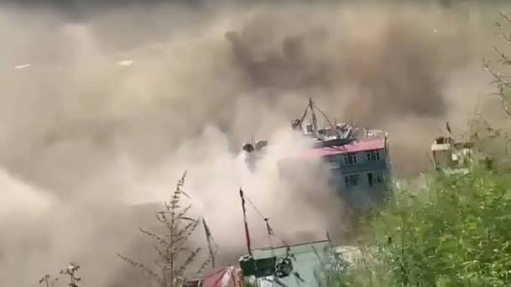 तिब्बत से आई विनाशकारी बाढ़ ने नेपाल में मचाई तबाही, 1000 लोगों के बहने की  आशंका, कैमरे में कैद हुआ डरावना मंजर-VIDEO - India TV Hindi