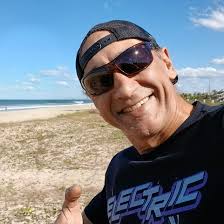 🚨😭 Mulher escapou do incêndio, mas a dor de saber que seu colega de  trabalho morreu queimado foi forte demais. Ela desmaiou logo após sair do  galpão, em estado de choque. O