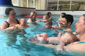 Bereits ab dem dritten monat kann dein kind planschen und so. Ab Zum Babyschwimmen