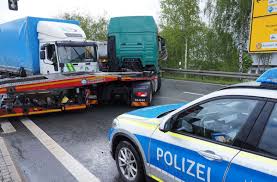 Update doch keine deutschen opfer : Unfall Bei Himmelkron Lkw Rammt Sattelzug Auf Der Kreuzung Kulmbach Frankenpost