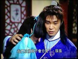香港 知名演員兼導演 周星馳 ，被香港媒體爆料正在追求17歲 港姐 ukei（張曉祺），\b兩人與朋友出海遊玩的畫面也被拍下，爺孫戀疑似曝光!但星爺的助理則回應媒體：「和那女孩根本就不熟!」究竟是怎麼回事，一起來了解一下。 被香港媒體拍到的這天，是周星馳與一大票女生一起搭船出海遊玩. å'¨æ˜Ÿé¦³è€å©†å­©å­æ˜¯èª° å'¨æ˜Ÿé¦³ç·‹èžæƒ…å²æ­ç§˜ç‚ºä»€éº¼ä¸€ç›´ä¸çµå©š å£¹è®€