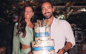 «η προχωρημένη ηλικία μπορεί να δημιουργήσει στα παιδιά το φόβο για ενδεχόμενο πρόωρο θάνατο του πατέρα ή την σκέψη ότι πρέπει να φροντίζει τον μεγάλο σε. Xristina Mpompa To Parti Gene8liwn Kai H Entypwsiakh Toyrta