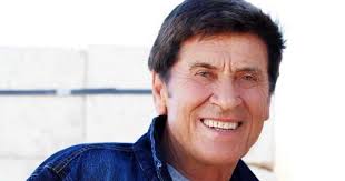 (gianni morandi mentre cerca di portare sfiga negli ospedali.) « bananeee. Gianni Morandi Compleanno L Eterno Ragazzo Compie 76 Anni