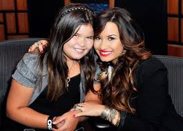 За 27 лет она пережила очень многое, но. Kak Vyglyadit Sestra Demi Lovato